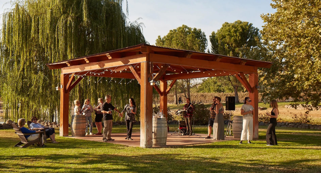 Couples enjoying live music at DA Ranch Estate Vineyards